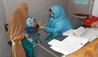 Nutritional counselor who checks nutritional status