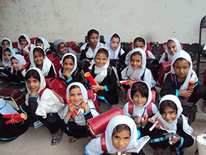 プレゼントのランドセルを手に喜ぶアフガニスタンの子どもたち（©JOICFP）