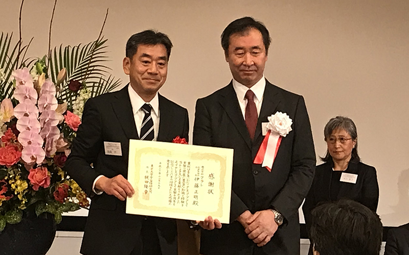 >感謝状を授与された当社の池森事業部長（左）とプレゼンターの梶田隆章東京大学宇宙線研究所長（右）