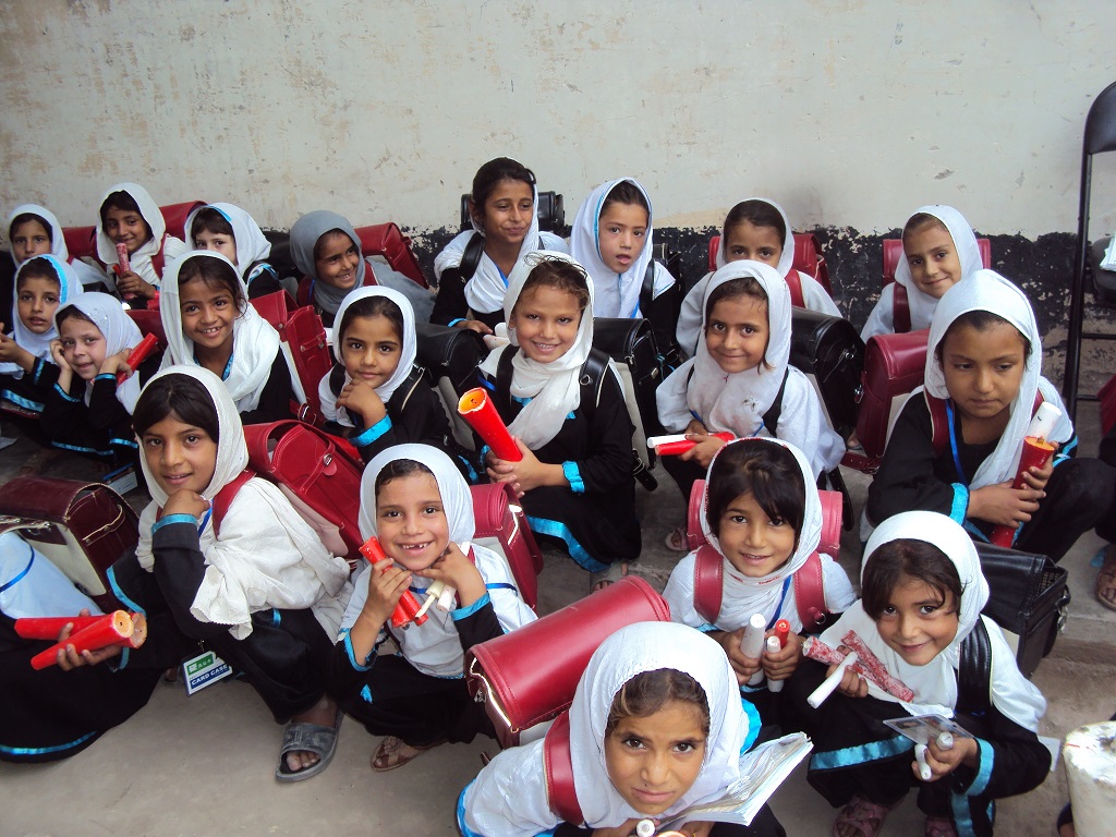 プレゼントのランドセルを手に喜ぶアフガニスタンの子どもたち（©ジョイセフ）